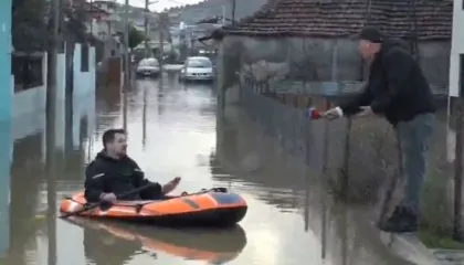 Durrës, situatë e rëndë nga përmbytjet në ish-Kënetë/ Banori lëviz me gomone në mes të lagjes: E vetmja mënyrë për të dalë, kam dëme..
