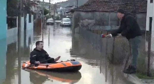 Durrës, situatë e rëndë nga përmbytjet në ish-Kënetë/ Banori lëviz me gomone në mes të lagjes: E vetmja mënyrë për të dalë, kam dëme..