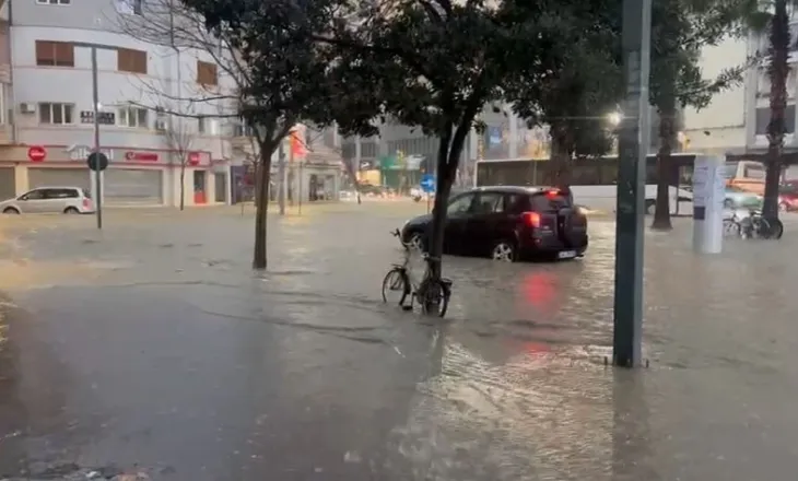 Durrësi dhe Lezha nën ujë, rrugët dhe hyrjet e shkollave të përmbytura