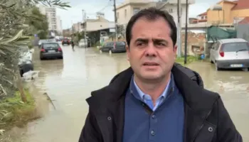 “Durrësi, i përmbytur tre herë në një vit”, Bylykbashi ‘zbarkon’ në qytetin e përmbytur: Nuk është katastrofë natyrore, por njerëzore