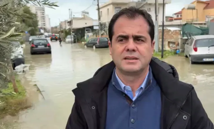 “Durrësi, i përmbytur tre herë në një vit”, Bylykbashi ‘zbarkon’ në qytetin e përmbytur: Nuk është katastrofë natyrore, por njerëzore