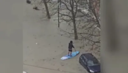 Durrësi kthehet në “Venecia”/ Nisin evakuimet, mbyllen rrugët dhe shkollat, uji hyn edhe në banesa