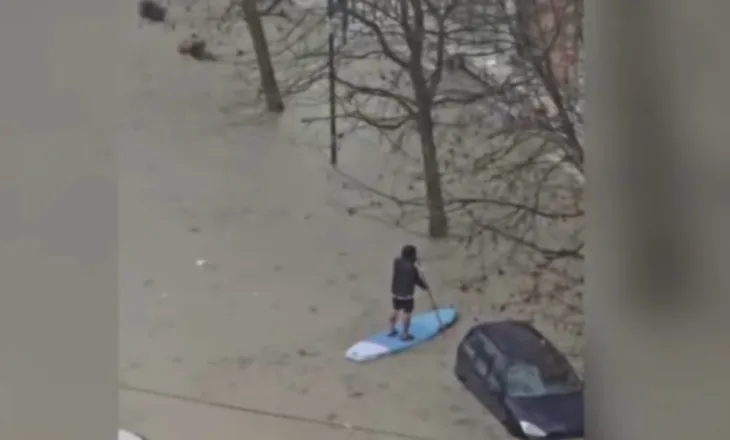 Durrësi kthehet në “Venecia”/ Nisin evakuimet, mbyllen rrugët dhe shkollat, uji hyn edhe në banesa