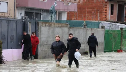 Durrësi mbetet në situatë kritike, evakuuohen 667 banorë, mijëra hektarë tokë nën ujë