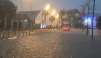 Durrësi nën ujë/ Disa akse rrugore, të pakalueshme