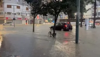 Durrësi nën ujë, reshjet e dendura të shiut paralizojnë qytetin