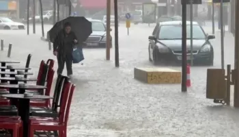 Durrësi “noton” në ujë/ Përmbyten 8 qeli, prefekti Jani: Situata shumë e rëndë