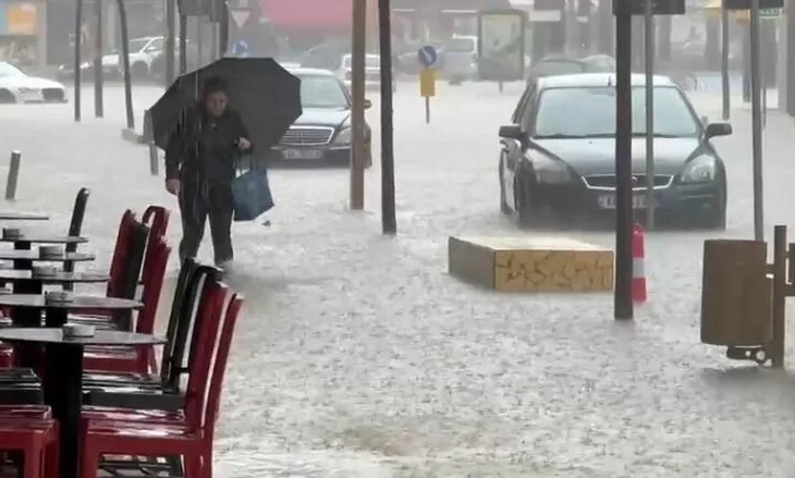 Durrësi “noton” në ujë/ Përmbyten 8 qeli, prefekti Jani: Situata shumë e rëndë