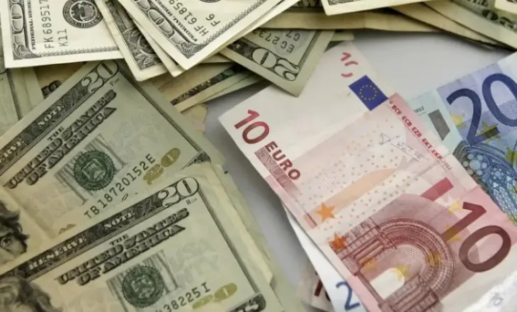 DW: Euro kundrejt dollarit amerikan, në nivelin më të lartë që nga viti 2021! A duhet të ndërhyjë Banka Qendrore Europiane