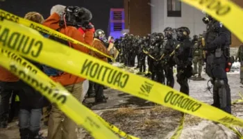 Dy agjentë që qëlluan burrin në Minnesota vihen në pushim, Trump premton “de-përshkallëzim” mes bastisjeve