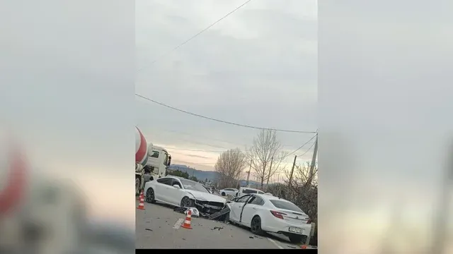 Dy automjete u përplasën në unazën e Cërrikut, dy persona të plagosur