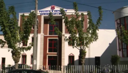 Dy vajza futen në komisariatin e policisë në Tiranë dhe dhunojnë oficeren, përfundojnë në pranga