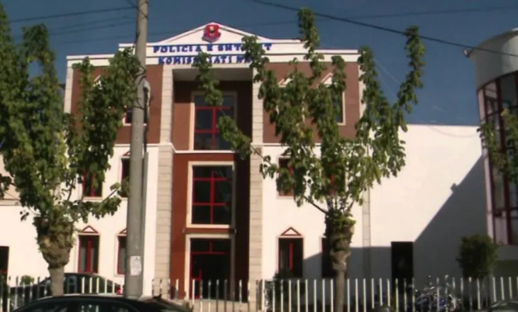 Dy vajza futen në komisariatin e policisë në Tiranë dhe dhunojnë oficeren, përfundojnë në pranga
