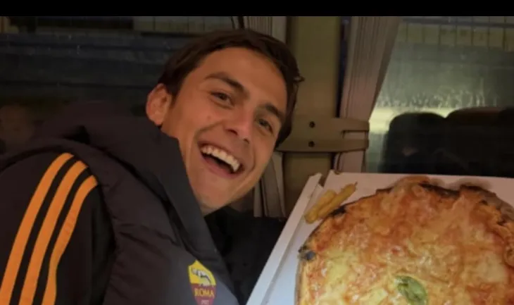 Dybala dhe pica “virale” pas fitores; nga vjen dhe pse nuk është më lajm i ri