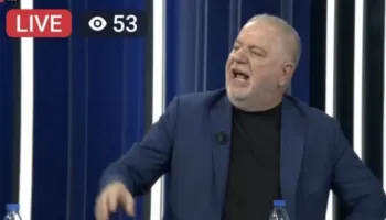 Dylgjeri ironizon Baton Haxhiun: Ikën 1.1 milion shqiptarë, erdhi vetëm Batoni, që vijon të vjelë para