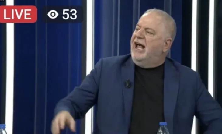 Dylgjeri ironizon Baton Haxhiun: Ikën 1.1 milion shqiptarë, erdhi vetëm Batoni, që vijon të vjelë para