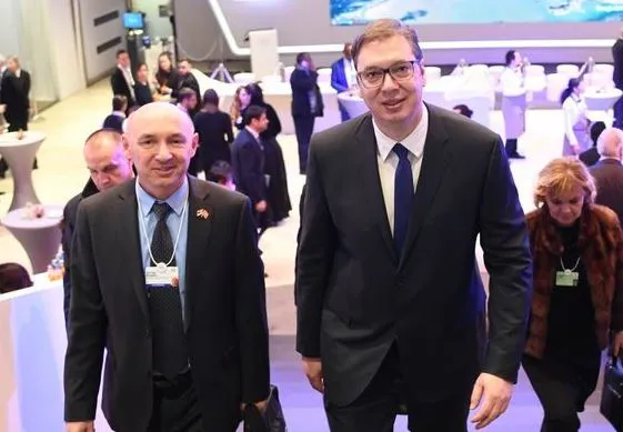 Dymbëdhjetë herë në Davos, mediat serbe kryqëzojnë Vuçiçin, ja kush e paguan “ekskursionin” e presidentit