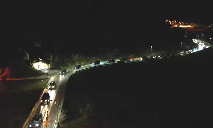 Dyndje vizitorësh në Dajt, trafiku kilometrik vazhdon edhe në mbrëmje