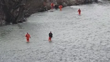 Dyshohet se e mori rrjedha e përroit pas aksidentit në Klos, vijojnë kërkimet për gjetjen e 30-vjeçarit Jurgen Karaj