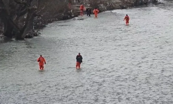 Dyshohet se e mori rrjedha e përroit pas aksidentit në Klos, vijojnë kërkimet për gjetjen e 30-vjeçarit Jurgen Karaj