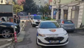 Dyshohet se kanosi 2 persona, në kërkim i riu në Shijak. Policia i gjen municion luftarak në banesë
