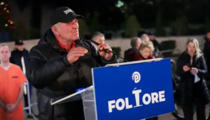 ‘E bëri Baluken lesh e li, ajo tjetra i thotë Skënderbe’/ Qytetari në protestën e PD: Rama maskara, sadist. SPAK ta…