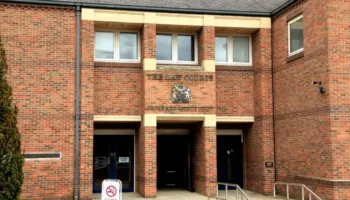 E detyroi të kryente marrëdhënie me mbi 1 mijë burra për 30 vite me radhë/ Dënohet me burgim të përjetshëm 67-vjeçari, vuante nga…