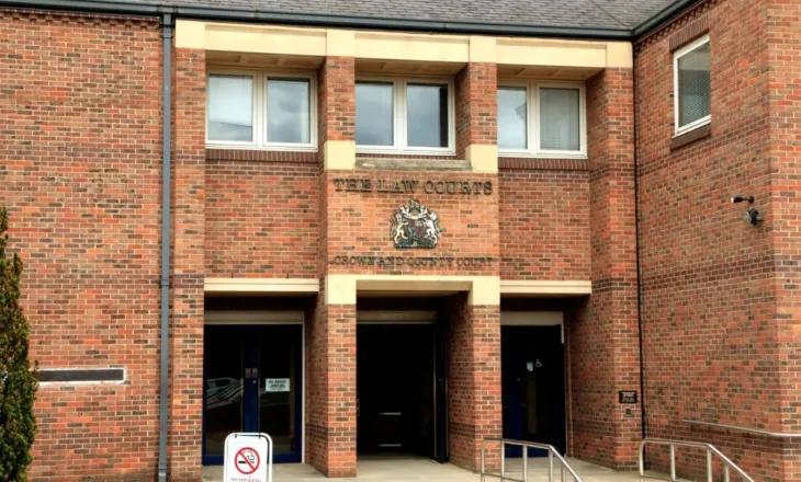 E detyroi të kryente marrëdhënie me mbi 1 mijë burra për 30 vite me radhë/ Dënohet me burgim të përjetshëm 67-vjeçari, vuante nga…