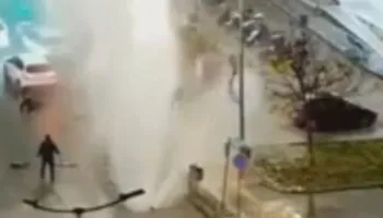 E frikshme/ Shpërthen tubacioni i ujit në qytet, disa të plagosur