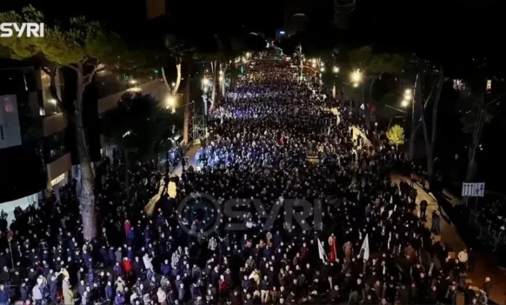 ‘E gjithë familja me PS’/ ‘Piva kafe e po ikja në QS’ – Gazetari tregon si e arrestuan studentin 19-vjeçar gjatë protestës