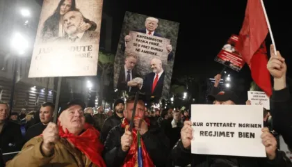 “E ka blinduar kryeministrinë”/ Lapaj, pas përplasjeve: Mielli, simbolikë për kartelet e drogës që mbështet qeveria