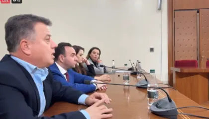 “E keni marrë zvarrë opozitën”/ Nis me debate mbledhja e Byrosë së Kuvendit, deputetët e PD dalin ‘live’ në Facebook