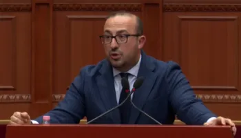 “E keni në terezi, hani petulla me mjaltë dhe Nutella”/ Korreshi ngre tonet në Kuvend: Po na çani dërrasat, sistemin e drejtësisë e keni të kalbur