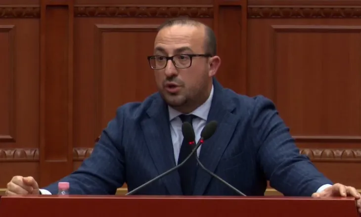 “E keni në terezi, hani petulla me mjaltë dhe Nutella”/ Korreshi ngre tonet në Kuvend: Po na çani dërrasat, sistemin e drejtësisë e keni të kalbur