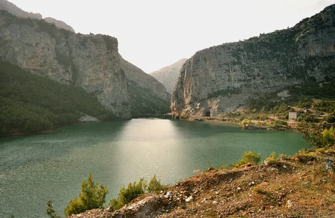 E mori rrjedha teksa tentoi të kalonte lumin, humb jetën 66-vjeçari në Mat
