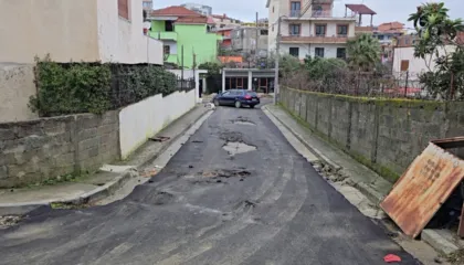 E ndërtuar në fund të dhjetorit, reshjet e dendura të shiut dëmtojnë rrugën e re në Durrës