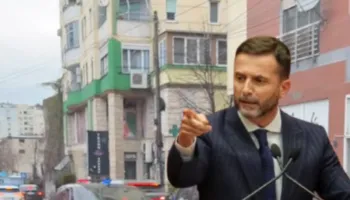 “E paligjshme…jeni të barabartë me ta”, shpërthen Braçe: Eskortat zyrtare ‘shmangin’ trafikun, s’presin si qytetarët (VIDEO)