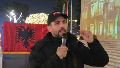 E para për 2026-ën! Adriatik Lapajt proteston para Kryeministrisë, Policia publikon planin e masave
