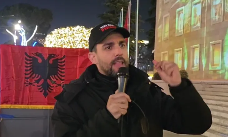 E para për 2026-ën! Adriatik Lapajt proteston para Kryeministrisë, Policia publikon planin e masave