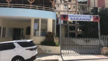 E pazakontë! I mituri shante fëmijët e familjes, çifti i të moshuarve plagosin me thikë 6-vjeçarin