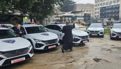 E pazakontë në Maqedoninë e Veriut/ Bekoi makinat e policës në ambientet e ministrisë, nisin hetimet për priftin