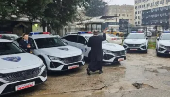 E pazakontë në Maqedoninë e Veriut/ Bekoi makinat e policisë në ambientet e ministrisë, nisin hetimet për priftin