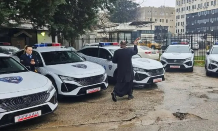 E pazakontë në Maqedoninë e Veriut/ Bekoi makinat e policisë në ambientet e ministrisë, nisin hetimet për priftin