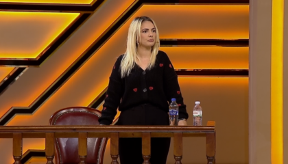 E reja përballet live me burrin: Nëna jote më ka çuar në polici, më akuzoi se e rraha! Mori thikën me vete dhe…