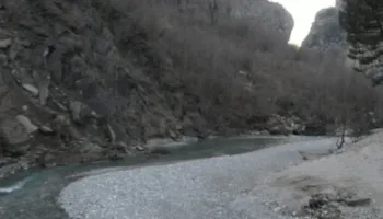 E rëndë/ 44-vjeçarja humb jetën në Selitë-Mal, e mori rrjedha e lumit