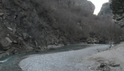 E rëndë/ 44-vjeçarja humb jetën në Selitë-Mal, e mori rrjedha e lumit