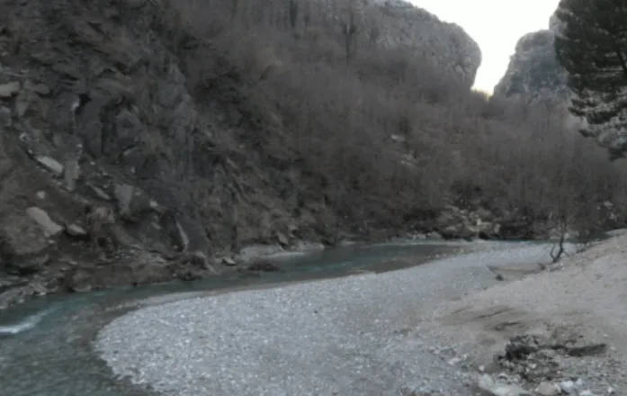 E rëndë/ 44-vjeçarja humb jetën në Selitë-Mal, e mori rrjedha e lumit