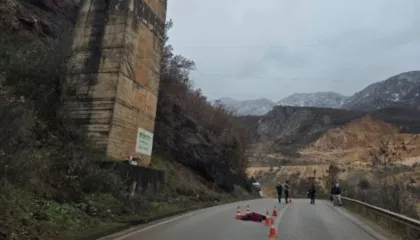 E rëndë/ Bie nga ‘Ura e Bushtricës’ i moshuari, ndërron jetë në vend