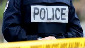 E rëndë, fëmija godet me shufër metalike edukatoren