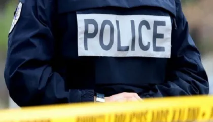 E rëndë, fëmija godet me shufër metalike edukatoren